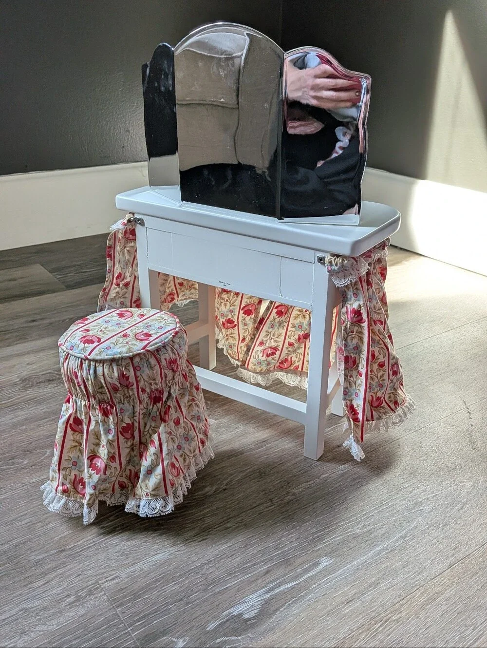 American Girl Molly's Vanity Table Pink and Cream Floral Vanity Set with Mirror - Picture 3 of 14
